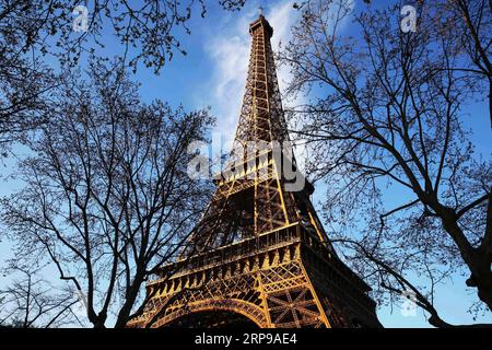 (190331) -- PARIGI, 31 marzo 2019 (Xinhua) -- foto scattata il 30 marzo 2019 mostra la Torre Eiffel a Parigi, Francia. Dal 30 marzo si terranno una serie di eventi, tra cui spettacoli fotografici e giochi d'avventura, per celebrare il 130° anniversario della Torre Eiffel. (Xinhua/Gao Jing) FRANCIA-PARIGI-TORRE EIFFEL-130° ANNIVERSARIO PUBLICATIONxNOTxINxCHN Foto Stock