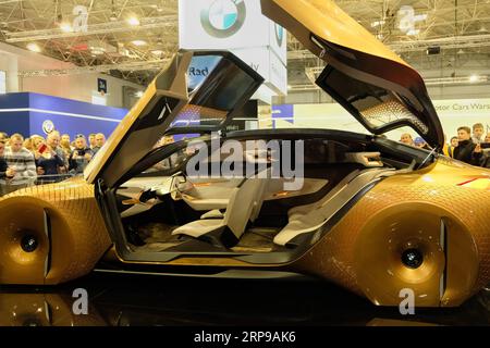 (190331) -- POZNAN, 31 marzo 2019 (Xinhua) -- Una BMW Vision NEXT 100 Concept Vehicle è stata vista al Poznan Motor Show 2019 a Poznan, in Polonia, il 30 marzo 2019. Il Poznan Motor Show 2019, con la partecipazione di 170 case automobilistiche, si tiene dal 28 marzo al 31 marzo a Poznan. (Xinhua/Zhou Nan) POLONIA-POZNAN-MOTOR SHOW PUBLICATIONxNOTxINxCHN Foto Stock