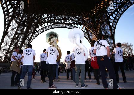 (190331) -- PARIGI, 31 marzo 2019 (Xinhua) -- i membri di una band musicale suonano sotto la Torre Eiffel a Parigi, in Francia, il 30 marzo 2019. Dal 30 marzo si terranno una serie di eventi, tra cui spettacoli fotografici e giochi d'avventura, per celebrare il 130° anniversario della Torre Eiffel. (Xinhua/Gao Jing) FRANCIA-PARIGI-TORRE EIFFEL-130° ANNIVERSARIO PUBLICATIONxNOTxINxCHN Foto Stock