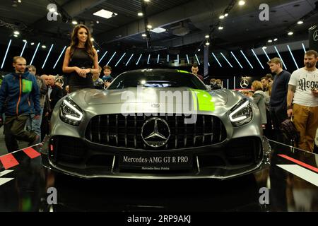 (190331) -- POZNAN, 31 marzo 2019 (Xinhua) -- Una Mercedes-AMG GT R PRO è stata vista al Poznan Motor Show 2019 a Poznan, in Polonia, il 30 marzo 2019. Il Poznan Motor Show 2019, con la partecipazione di 170 case automobilistiche, si tiene dal 28 marzo al 31 marzo a Poznan. (Xinhua/Zhou Nan) POLONIA-POZNAN-MOTOR SHOW PUBLICATIONxNOTxINxCHN Foto Stock