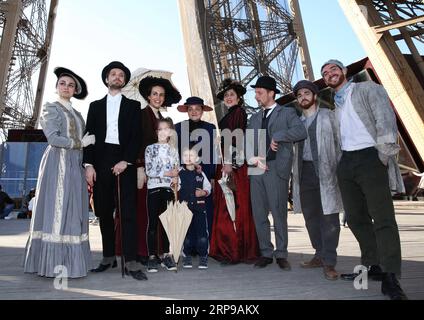 (190331) -- PARIGI, 31 marzo 2019 (Xinhua) -- attori e attrici del musical la Torre di Monsieur Eiffel si mettono in posa per una foto con i visitatori presso la Torre Eiffel a Parigi, in Francia, il 30 marzo 2019. Dal 30 marzo si terranno una serie di eventi, tra cui spettacoli fotografici e giochi d'avventura, per celebrare il 130° anniversario della Torre Eiffel. (Xinhua/Gao Jing) FRANCIA-PARIGI-TORRE EIFFEL-130° ANNIVERSARIO PUBLICATIONxNOTxINxCHN Foto Stock