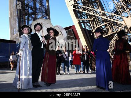(190331) -- PARIGI, 31 marzo 2019 (Xinhua) -- attore e attrici del musical la Torre di Monsieur Eiffel posa per una foto della Torre Eiffel a Parigi, in Francia, il 30 marzo 2019. Dal 30 marzo si terranno una serie di eventi, tra cui spettacoli fotografici e giochi d'avventura, per celebrare il 130° anniversario della Torre Eiffel. (Xinhua/Gao Jing) FRANCIA-PARIGI-TORRE EIFFEL-130° ANNIVERSARIO PUBLICATIONxNOTxINxCHN Foto Stock