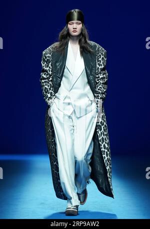 (190331) -- PECHINO, 31 marzo 2019 (Xinhua) -- Un modello presenta una creazione del designer Wang Yutao durante la China Fashion Week a Pechino, capitale della Cina, 31 marzo 2019. (Xinhua/Chen Jianli) CHINA-BEIJING-FASHION WEEK-WANG YUTAO (CN) PUBLICATIONxNOTxINxCHN Foto Stock