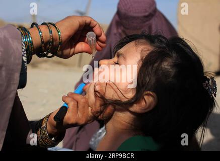 News Themen der Woche KW14 News Bilder des Tages 190401 -- KANDAHAR, 1 aprile 2019 -- Un operatore sanitario dà il vaccino antipolio a un bambino durante una campagna di vaccinazione a Kandahar, Afghanistan meridionale, 1 aprile 2019. Un bambino di due anni è stato riferito di essere stato colpito da poliovirus nonostante abbia ricevuto la vaccinazione anti-polio nella provincia meridionale di Uruzgan in Afghanistan, un funzionario locale ha detto lunedì. L'insurrezione e i conflitti in corso hanno ostacolato gli sforzi per eliminare la malattia infettiva nel paese montano. AFGHANISTAN-KANDAHAR-POLIO CAMPAGNA SanaullahxSeaim PUBLICATIONx Foto Stock