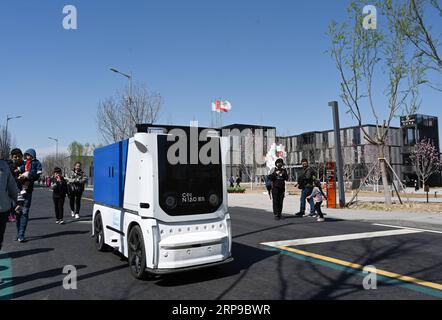 (190402) - PECHINO, 2 aprile 2019 (Xinhua) - un veicolo di consegna espresso senza equipaggio corre su una strada accanto al centro di servizio cittadino Xiong An nella nuova area di Xiong An, nella provincia di Hebei, nella Cina settentrionale, il 31 marzo 2019. Il veicolo di consegna espresso senza equipaggio, studiato e sviluppato in modo indipendente da Cainiao Network, il braccio logistico di Alibaba, è stato recentemente messo in servizio presso Xiong, un centro di assistenza per i cittadini. Il nuovo veicolo per l'energia può trasportare circa 200 piccole confezioni alla volta dalla stazione di consegna all'armadio intelligente. (Xinhua/Jin Liangkuai) XINHUA FOTO DEL GIORNO PUBLICATIONxNOTxINxCHN Foto Stock