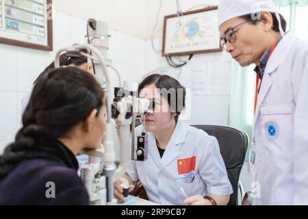 (190402) -- PHNOM PENH, 2 aprile 2019 (Xinhua) -- il dottor Liang Hao (C) del primo ospedale affiliato della Guangxi Medical University conduce un controllo post-operatorio per Sum Meyle presso l'ospedale provinciale di Kampong Cham a Kampong Cham, Cambogia, 16 marzo 2019. Sum Meyle, 36 anni, è una madre single con cinque figli. Per contribuire a migliorare le loro condizioni finanziarie, due delle figlie di Meyle stanno ora lavorando nella capitale Phnom Penh, mentre due dei suoi figli vivono in una casa di cura per bambini. Meyle ora vive in una baraccopoli affittata con la figlia più giovane. Meyle aveva sofferto di cataratta dopo di lei Foto Stock