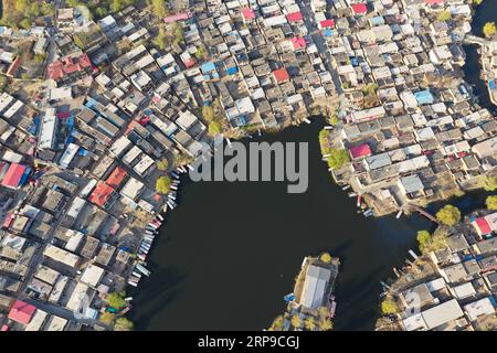 (190402) -- XIONG AN, 2 aprile 2019 (Xinhua) -- foto aerea scattata il 1 aprile 2019 mostra un villaggio nel lago Baiyangdian nella nuova area di Xiongan, nella provincia di Hebei nella Cina settentrionale. Il 1 aprile 2017, la Cina annunciò i piani per la creazione della nuova area di Xiongan, a circa 100 km a sud-ovest di Pechino. Conosciuta come la città del futuro della Cina, Xiongan è stata progettata per diventare una zona di innovazione, una città digitale sincronizzata con quella mattonella e un'area vivibile e adatta agli affari. (Xinhua/Wang Jianhua) CHINA-XIONGAN NEW AREA-ANNIVERSARY-AERIAL VIEW (CN) PUBLICATIONxNOTxINxCHN Foto Stock