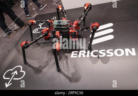 (190403) -- HANNOVER, 3 aprile 2019 (Xinhua) -- Un ragno robotico che utilizza la rete 5G è esposto allo stand di Ericsson durante la Fiera di Hannover 2019 ad Hannover, Germania, 2 aprile 2019. (Xinhua/Shan Yuqi) GERMANIA-HANNOVER FAIR-RETE 5G PUBLICATIONxNOTxINxCHN Foto Stock