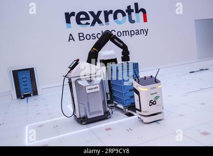 (190403) -- HANNOVER, 3 aprile 2019 (Xinhua) -- i robot che utilizzano la rete 5G sono esposti presso lo stand della società tedesca di guida e controllo Bosch Rexroth durante la fiera di Hannover 2019 ad Hannover, Germania, 2 aprile 2019. (Xinhua/Shan Yuqi) GERMANIA-HANNOVER FAIR-RETE 5G PUBLICATIONxNOTxINxCHN Foto Stock