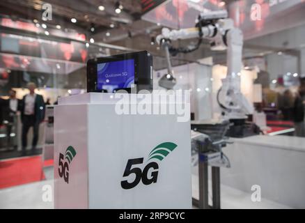 (190403) -- HANNOVER, 3 aprile 2019 (Xinhua) -- apparecchiature che simulano l'applicazione della rete 5G sono state viste alla 5G Arena durante la Fiera di Hannover 2019 ad Hannover, Germania, 2 aprile 2019. (Xinhua/Shan Yuqi) GERMANIA-HANNOVER FAIR-RETE 5G PUBLICATIONxNOTxINxCHN Foto Stock