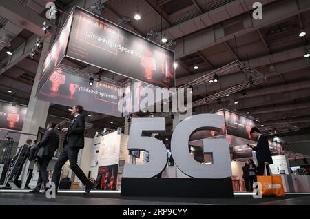 (190403) -- HANNOVER, 3 aprile 2019 (Xinhua) -- i visitatori sono visti alla 5G Arena durante la Fiera di Hannover 2019 ad Hannover, Germania, 1 aprile 2019. (Xinhua/Shan Yuqi) GERMANIA-HANNOVER FAIR-RETE 5G PUBLICATIONxNOTxINxCHN Foto Stock