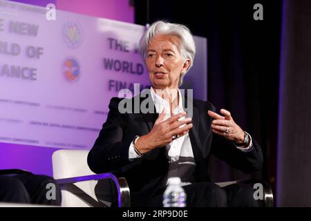 (190403) -- WASHINGTON D.C., 3 aprile 2019 (Xinhua) -- Amministratore delegato del Fondo monetario Internazionale (FMI) Christine Lagarde parla durante il 13 ° Annual Capital Markets Summit presso la sede della camera di commercio degli Stati Uniti a Washington D.C., negli Stati Uniti, 2 aprile 2019. Lagarde ha detto qui martedì che la sua istituzione prevede una decelerazione sincronizzata della crescita economica globale negli anni a venire. Ha anche affermato che l'imposizione di dazi all'importazione non eliminerà i deficit commerciali e causerà ferite potenzialmente autoinflitte. (Xinhua/Ting Shen) U.S.-WASHINGTON D.C.-FMI-GESTIONE DIRETTA Foto Stock