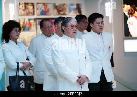 (190403) -- PECHINO, 3 aprile 2019 (Xinhua) -- Timothy Fok Tsun-ting (fronte), presidente della Federazione sportiva e del Comitato Olimpico di Hong Kong, Cina, visita il centro espositivo del Comitato Organizzatore di Pechino per i Giochi Olimpici e Paralimpici invernali 2022 nel Parco Shougang nel distretto di Shijingshan a Pechino, capitale della Cina, il 3 aprile 2019. (Xinhua/Ju Huanzong) (SP)CHINA-BEIJING-TIMOTHY FOK TSUN-TING-VISIT(CN) PUBLICATIONxNOTxINxCHN Foto Stock