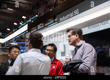 (190403) -- HANNOVER, 3 aprile 2019 (Xinhua) -- i membri dello staff presentano le applicazioni 5G industriali ai visitatori presso lo stand di Huawei durante la Fiera di Hannover 2019 ad Hannover, Germania, 3 aprile 2019. (Xinhua/Shan Yuqi) GERMANIA-HANNOVER FAIR-RETE 5G PUBLICATIONxNOTxINxCHN Foto Stock