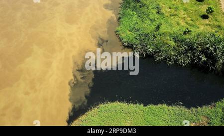 (190403) -- BANDUNG, 3 aprile 2019 -- foto aerea scattata il 3 aprile 2019 mostra una sezione del fiume Citarum inquinato a Bandung, Indonesia. Il coordinatore marittimo del ministero indonesiano ha creato un nuovo programma per migliorare la qualità dell'acqua nel fiume Citarum. È iniziato nel febbraio 2018 e dovrebbe essere completato 7 anni dopo. ) INDONESIA-BANDUNG-CITARUM FIUME JefrixTarigan PUBLICATIONxNOTxINxCHN Foto Stock