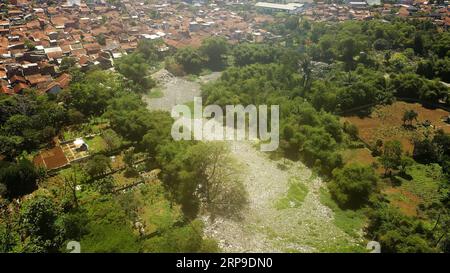 (190403) -- BANDUNG, 3 aprile 2019 -- foto aerea scattata il 3 aprile 2019 mostra una sezione del fiume Citarum inquinato a Bandung, Indonesia. Il coordinatore marittimo del ministero indonesiano ha creato un nuovo programma per migliorare la qualità dell'acqua nel fiume Citarum. È iniziato nel febbraio 2018 e dovrebbe essere completato 7 anni dopo. ) INDONESIA-BANDUNG-CITARUM FIUME JefrixTarigan PUBLICATIONxNOTxINxCHN Foto Stock