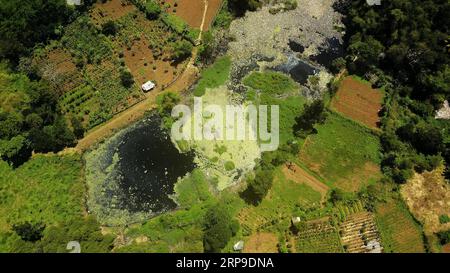 (190403) -- BANDUNG, 3 aprile 2019 -- foto aerea scattata il 3 aprile 2019 mostra una sezione del fiume Citarum inquinato a Bandung, Indonesia. Il coordinatore marittimo del ministero indonesiano ha creato un nuovo programma per migliorare la qualità dell'acqua nel fiume Citarum. È iniziato nel febbraio 2018 e dovrebbe essere completato 7 anni dopo. ) INDONESIA-BANDUNG-CITARUM FIUME JefrixTarigan PUBLICATIONxNOTxINxCHN Foto Stock