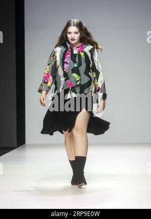 (190404) -- LUBIANA, 4 aprile 2019 (Xinhua) -- Un modello presenta una creazione di Joseph Ribkoff durante la settimana della moda di Lubiana a Lubiana, in Slovenia, il 3 aprile 2019. La settimana della moda di Lubiana, che si tiene ogni due anni in primavera e autunno, presenta le ultime collezioni di stilisti sloveni e stranieri. (Xinhua/Matic Stojs Lomovsek) SLOVENIA-LUBIANA-FASHION WEEK PUBLICATIONxNOTxINxCHN Foto Stock