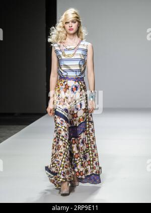 (190404) -- LUBIANA, 4 aprile 2019 (Xinhua) -- Un modello presenta una creazione della designer serba Svetlana Jacovic durante la settimana della moda di Lubiana a Lubiana, in Slovenia, il 3 aprile 2019. La settimana della moda di Lubiana, che si tiene ogni due anni in primavera e autunno, presenta le ultime collezioni di stilisti sloveni e stranieri. (Xinhua/Matic Stojs Lomovsek) SLOVENIA-LUBIANA-FASHION WEEK PUBLICATIONxNOTxINxCHN Foto Stock