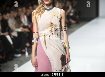 (190404) -- LUBIANA, 4 aprile 2019 (Xinhua) -- Un modello presenta una creazione della designer serba Svetlana Jacovic durante la settimana della moda di Lubiana a Lubiana, in Slovenia, il 3 aprile 2019. La settimana della moda di Lubiana, che si tiene ogni due anni in primavera e autunno, presenta le ultime collezioni di stilisti sloveni e stranieri. (Xinhua/Matic Stojs Lomovsek) SLOVENIA-LUBIANA-FASHION WEEK PUBLICATIONxNOTxINxCHN Foto Stock