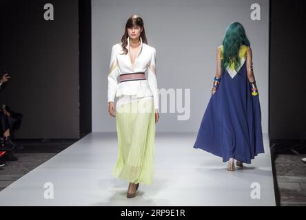 (190404) -- LUBIANA, 4 aprile 2019 (Xinhua) -- i modelli presentano le creazioni della designer serba Svetlana Jacovic durante la settimana della moda di Lubiana a Lubiana, Slovenia, il 3 aprile 2019. La settimana della moda di Lubiana, che si tiene ogni due anni in primavera e autunno, presenta le ultime collezioni di stilisti sloveni e stranieri. (Xinhua/Matic Stojs Lomovsek) SLOVENIA-LUBIANA-FASHION WEEK PUBLICATIONxNOTxINxCHN Foto Stock