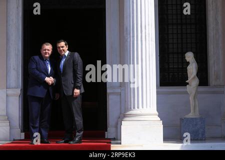 (190404) -- ATENE, 4 aprile 2019 -- il primo ministro greco Alexis Tsipras (R) incontra il primo ministro danese Lars Loekke Rasmussen presso l'ufficio del primo ministro ad Atene, Grecia, 4 aprile 2019. ) GRECIA-ATENE-TSIPRAS-DANIMARCA-PM MariosxLolos PUBLICATIONxNOTxINxCHN Foto Stock