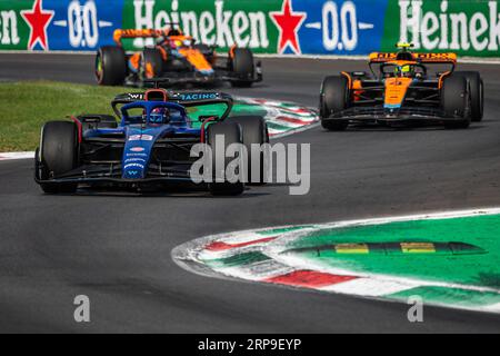 Monza, Italia. 3 settembre 2023. Il pilota tailandese della Williams Racing Alexander Albon (anteriore), il pilota britannico della McLaren F1 Team Lando Norris (R) e il pilota australiano della McLaren F1 Team Oscar Piastri gareggiano durante la gara italiana del Gran Premio di F1 all'autodromo Nazionale di Monza. Credito: SOPA Images Limited/Alamy Live News Foto Stock