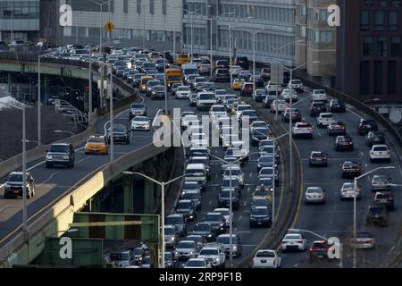 (190405) -- NEW YORK, 5 aprile 2019 (Xinhua) -- la foto scattata il 4 aprile 2019 mostra il traffico dell'ora di punta su FDR Drive a Manhattan, New York, Stati Uniti. New York City diventerà la prima città degli Stati Uniti ad adottare prezzi di congestione per i veicoli che entrano nella parte più trafficata del quartiere di Manhattan. (Xinhua/li Muzi) U.S.-NEW YORK-CONGESTION FEE PUBLICATIONxNOTxINxCHN Foto Stock