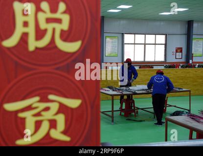 (190405) -- DONGXIANG, 5 aprile 2019 (Xinhua) -- i lavoratori elaborano le costole ombrello in un laboratorio nella contea autonoma di Dongxiang, provincia del Gansu della Cina nordoccidentale, 3 aprile 2019. Dal 2018, ai laboratori di riduzione della povertà è stata data la priorità nell'accelerare la campagna di aiuto alla povertà in corso nella contea autonoma di Dongxiang, con la quale le persone colpite dalla povertà si sono guadagnate un lavoro costante per aiutare a uscire dalla povertà. Finora, sono stati istituiti 18 workshop per la riduzione della povertà, creando opportunità di lavoro per oltre 700 locali, tra cui più di 500 persone impoverite registrate. Per capit Foto Stock