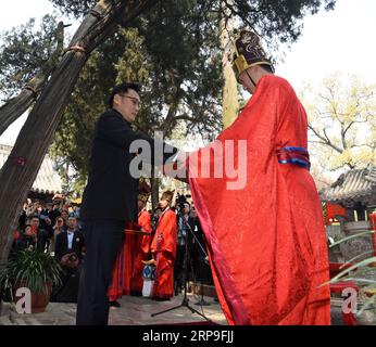 (190405) -- QUFU, 5 aprile 2019 (Xinhua) - Kong Chuichang, nipote di 79a generazione di Confucio, organizza le offerte durante una cerimonia commemorativa per il filosofo cinese Confucio a Qufu, nella provincia dello Shandong, nella Cina orientale, in occasione del tradizionale giorno della raccolta delle tombe. Più di 400 discendenti di Confucio provenienti da tutta la Cina e dalla Repubblica di Corea (ROK) hanno partecipato all'evento nel Cimitero di Confucio, il più grande cimitero familiare del mondo con oltre 100.000 tombe. Confucio (551-479 a.C.) fu un educatore e filosofo che fondò il confucianesimo, una scuola di pensiero profondamente Foto Stock