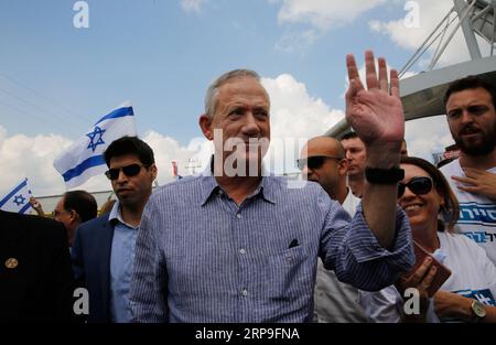 190405 -- RECHOVOT, 5 aprile 2019 -- Benny Gantz C, uno dei leader dell'alleanza politica Blu e Bianca, partecipa a una campagna elettorale nei pressi di Rechovot, Israele, il 5 aprile 2019. Gil Cohen Magen ISRAEL-RECHOVOT-ELECTION CAMPAIGN-BENNY GANTZ guoyu PUBLICATIONxNOTxINxCHN Foto Stock