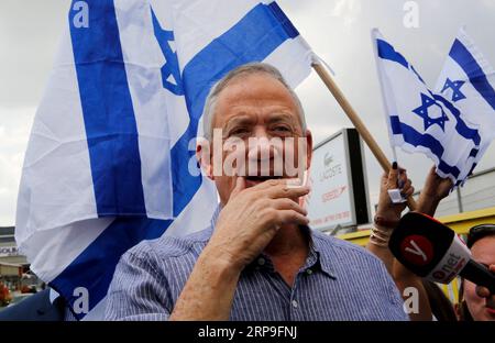 News Bilder des Tages (190405) -- RECHOVOT, 5 aprile 2019 -- Benny Gantz, uno dei leader dell'alleanza politica Blu e Bianca, partecipa a una campagna elettorale nei pressi di Rechovot, Israele, il 5 aprile 2019. Gil Cohen Magen) ISRAEL-RECHOVOT-ELECTION CAMPAIGN-BENNY GANTZ guoyu PUBLICATIONxNOTxINxCHN Foto Stock