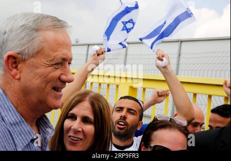 (190405) -- RECHOVOT, 5 aprile 2019 -- Benny Gantz (1st L), uno dei leader dell'alleanza politica Blu e Bianca, partecipa a una campagna elettorale nei pressi di Rechovot, Israele, il 5 aprile 2019. Gil Cohen Magen) ISRAEL-RECHOVOT-ELECTION CAMPAIGN-BENNY GANTZ guoyu PUBLICATIONxNOTxINxCHN Foto Stock