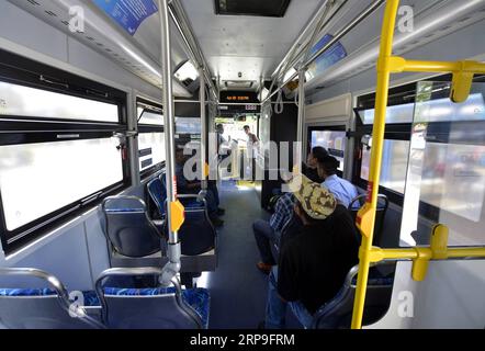 (190405) -- NEW YORK, 5 aprile 2019 (Xinhua) -- la foto del file scattata il 29 aprile 2015 mostra i residenti locali a bordo di un autobus elettrico della BYD nella città di Antelope Valley, California, Stati Uniti. L'Antelope Valley Transit Authority (AVTA) ha ordinato 85 autobus elettrici dalla BYD e 25 autobus sono stati consegnati finora, secondo la società. BYD, leader cinese nella produzione di veicoli elettrici, ha tenuto una cerimonia il 3 aprile per celebrare il suo 300° autobus presso il suo stabilimento di produzione di Lancaster nello stato della California, segnando una pietra miliare per la produzione. Il 300esimo autobus, un modello BYD K9S di 35 piedi tra Foto Stock