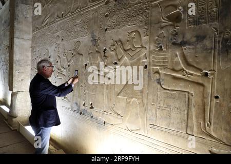 (190406) -- SOHAG, 6 aprile 2019 (Xinhua) -- Un uomo scatta foto nel tempio funerario di Seti i a Sohag, Egitto, il 5 aprile 2019. Il tempio mortuario di Seti i è un tempio commemorativo di Seti i, re della XIX dinastia e padre del re Ramses II nell'antico Egitto. (Xinhua/Ahmed Gomaa) EGITTO-SOHAG-TEMPIO MORTUARIO DI SETI i PUBLICATIONxNOTxINxCHN Foto Stock