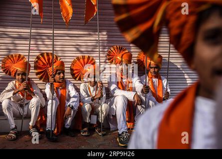 (190407) -- PECHINO, 7 aprile 2019 (Xinhua) -- gli indiani in abbigliamento tradizionale prendono parte alla processione per celebrare il capodanno del Gudi Padwa, Maharashtrian, a Mumbai, India, 6 aprile 2019. (Xinhua/Stringer) XINHUA FOTO DEL GIORNO PUBLICATIONxNOTxINxCHN Foto Stock