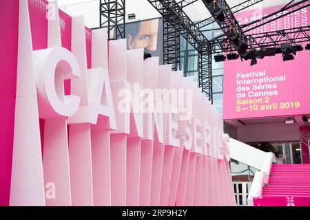 Entertainment Bilder des Tages (190407) -- CANNES, 7 aprile 2019 -- la foto scattata il 6 aprile 2019 mostra l'area del tappeto rosso per il Festival di Cannes 2019, o Canneseries 2019, a Cannes, Francia. L'evento si svolge dal 5 al 10 aprile). FRANCIA-SERIE-CANNES-FESTIVAL JackxChan PUBLICATIONxNOTxINxCHN Foto Stock