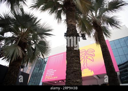 (190407) -- CANNES, 7 aprile 2019 -- foto scattata il 6 aprile 2019 mostra un poster per il Festival di Cannes 2019, o Canneseries 2019, a Cannes, Francia. L'evento si svolge dal 5 al 10 aprile). FRANCIA-SERIE-CANNES-FESTIVAL JackxChan PUBLICATIONxNOTxINxCHN Foto Stock