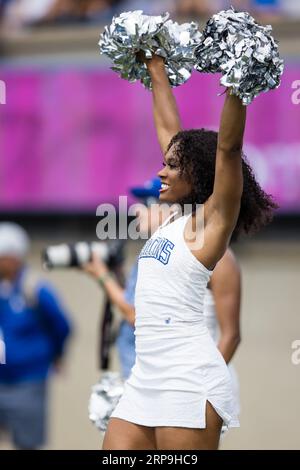 02 settembre 2023: Una cheerleader dell'Air Force durante una partita di football NCAA della stagione regolare tra i Robert Morris Colonials e gli Air Force Falcons il 2 settembre 2023, al Falcon Stadium nella United States Air Force Academy, CO. Mat Gdowski/CSM Foto Stock