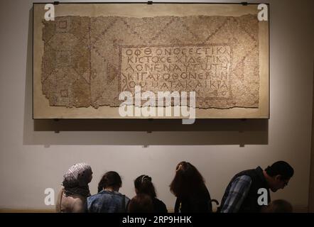 (190407) -- BEIRUT, 7 aprile 2019 (Xinhua) -- Un collage di mosaici bizantini è esposto al Museo Nazionale di Beirut a Beirut, Libano, 6 aprile. 2019. Inaugurato ufficialmente nel 1942, il Museo Nazionale di Beirut è il principale museo di archeologia del Libano con una collezione di circa 100.000 oggetti. (Xinhua/Bilal Jawich) LEBANON-ARCHEOLOGY-NATIONAL MUSEUM OF BEIRUT PUBLICATIONxNOTxINxCHN Foto Stock