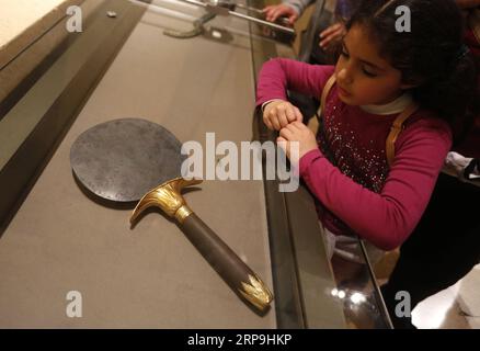 (190407) -- BEIRUT, 7 aprile 2019 (Xinhua) -- Un giovane visitatore guarda un antico specchio al Museo Nazionale di Beirut a Beirut, Libano, 6 aprile. 2019. Inaugurato ufficialmente nel 1942, il Museo Nazionale di Beirut è il principale museo di archeologia del Libano con una collezione di circa 100.000 oggetti. (Xinhua/Bilal Jawich) LEBANON-ARCHEOLOGY-NATIONAL MUSEUM OF BEIRUT PUBLICATIONxNOTxINxCHN Foto Stock