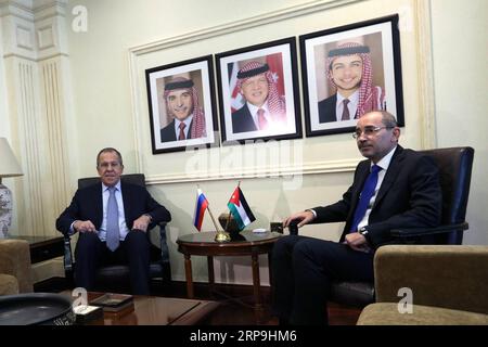 (190407) -- AMMAN, 7 aprile 2019 -- il ministro degli Esteri giordano Ayman Safadi (R) incontra il ministro degli Esteri russo Sergey Lavrov ad Amman, Giordania, 7 aprile 2019. ) GIORDANIA-AMMAN-RUSSIA-SERGEY LAVROV-INCONTRO MOHAMMADXABUXGHOSH PUBLICATIONXNOTXINXCHN Foto Stock