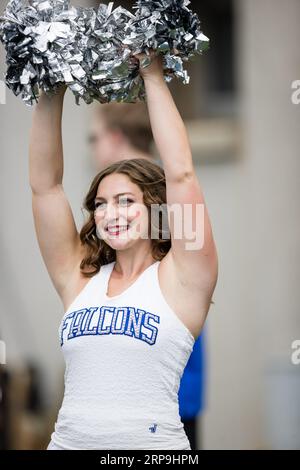 02 settembre 2023: Una cheerleader dell'Air Force che applaude durante una partita di football NCAA della stagione regolare tra i Robert Morris Colonials e gli Air Force Falcons il 2 settembre 2023, al Falcon Stadium nella United States Air Force Academy, CO.. Mat Gdowski/CSM Foto Stock