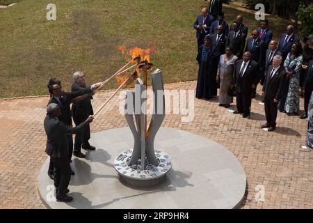 (190408) -- PECHINO, 8 aprile 2019 (Xinhua) -- il presidente ruandese Paul Kagame, sua moglie Jeannette Kagame, il presidente della Commissione dell’Unione africana Moussa Faki Mahamat e il presidente della Commissione europea Jean-Claude Juncker accendono la fiamma della memoria al Kigali Genocide Memorial durante la commemorazione del 25° anniversario del genocidio ruandese del 1994 contro Tutsi a Kigali, capitale del Ruanda, il 7 aprile 2019. (Xinhua/Gabriel Dusabe) XINHUA FOTO DEL GIORNO PUBLICATIONxNOTxINxCHN Foto Stock