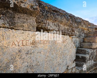 Iscrizione sul muro del Teatro Romano di Hierapolis. Pamukkale, Turchia Foto Stock