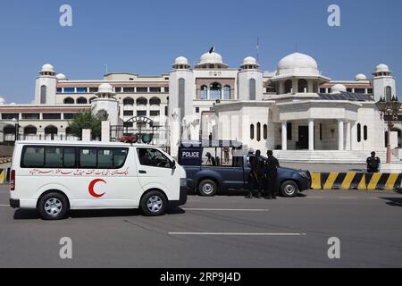 (190408) -- ISLAMABAD, 8 aprile 2019 -- un'ambulanza arriva alla Segreteria del primo Ministro dopo lo scoppio di un incendio a Islamabad, capitale del Pakistan, l'8 aprile 2019. Una sezione della Segreteria del primo Ministro pakistano ha preso fuoco qui lunedì pomeriggio, hanno riferito i media locali. ) PAKISTAN-ISLAMABAD-PM-OFFICE-FIRE AhmadxKamal PUBLICATIONxNOTxINxCHN Foto Stock