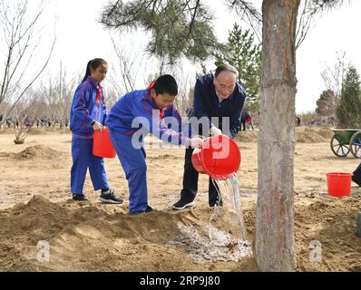 (190408) -- PECHINO, 8 aprile 2019 -- Wang Qishan Waters un albero con bambini nelle scuole del distretto di Tongzhou a Pechino, capitale della Cina, 8 aprile 2019. Il presidente cinese Xi Jinping, anche segretario generale del Comitato centrale del Partito Comunista Cinese e presidente della Commissione militare centrale, ha partecipato all'attività di piantagione di alberi lunedì. Altri leader del partito e dello Stato, tra cui li Zhanshu, Wang Yang, Wang Huning, Zhao Leji, anche Han Zheng e Wang Qishan hanno partecipato all'attività. ) CHINA-BEIJING-LEADERS-TREE PLANTING (CN) YINXBOGU PUBLICATIONXNOTXINXCHN Foto Stock