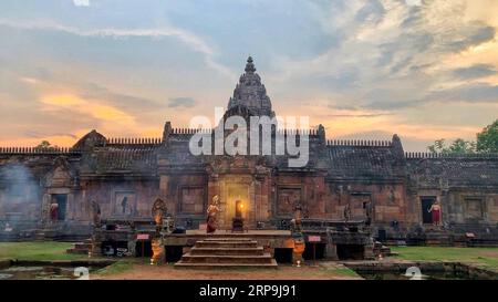 (190408) -- BURIRAM, 8 aprile 2019 (Xinhua) -- gli artisti ballano al tempio Phanom Rung per celebrare la prossima parata Kheun Khao Phanom Rung, o fino alla montagna Phanom Rung , nella provincia di Buriram, Thailandia nord-orientale, il 5 aprile 2019. La parata di oltre tre ore è un rituale celebrato dalla gente del posto per anni al fine di promuovere la cultura tradizionale e attirare i turisti. (Xinhua/Yang Zhou) THAILANDIA-BURIRAM-PARADE-KHEUN KHAO PHANOM RUNG PUBLICATIONxNOTxINxCHN Foto Stock