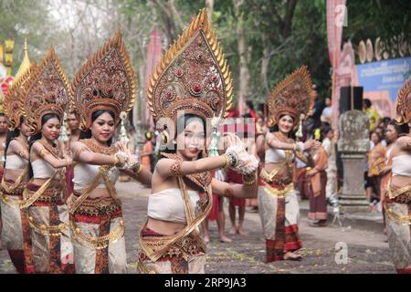 (190408) -- BURIRAM, 8 aprile 2019 (Xinhua) -- gli artisti ballano sulla parata Kheun Khao Phanom Rung, o fino alla montagna Phanom Rung , nella provincia di Buriram, Thailandia nord-orientale, il 6 aprile 2019. La parata di oltre tre ore è un rituale celebrato dalla gente del posto per anni al fine di promuovere la cultura tradizionale e attirare i turisti. (Xinhua/Yang Zhou) THAILANDIA-BURIRAM-PARADE-KHEUN KHAO PHANOM RUNG PUBLICATIONxNOTxINxCHN Foto Stock