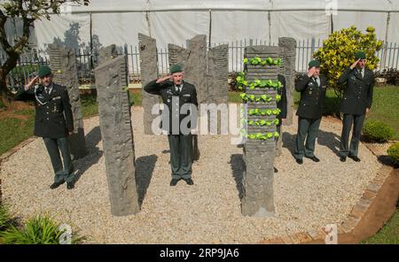 (190408) -- KIGALI, 8 aprile 2019 -- i membri dell'esercito belga saluto al Memoriale dei pacificatori belgi a Kigali, capitale del Ruanda, l'8 aprile 2019. Il primo ministro belga Charles Michel lunedì ha reso omaggio a 10 pacificatori belgi uccisi all'inizio del genocidio del 1994 contro i Tutsi in Ruanda al Memoriale belga dei pacificatori di Kigali. ) RUANDA-KIGALI-GENOCIDIO-FORZE DI PACE BELGHE CyrilxNdegeya PUBLICATIONxNOTxINxCHN Foto Stock